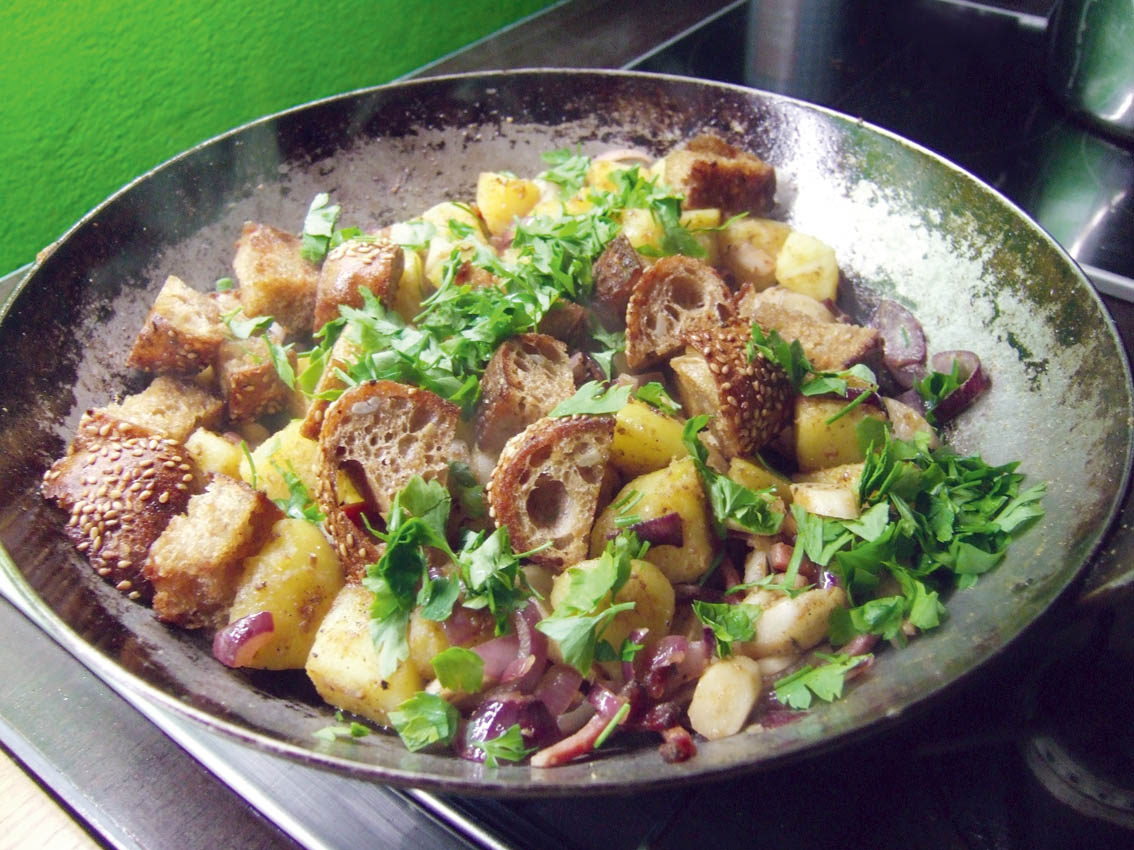 Bauernpfanne mit Bratkartoffeln und knusprigem Körndlbrot « Küchentratsch