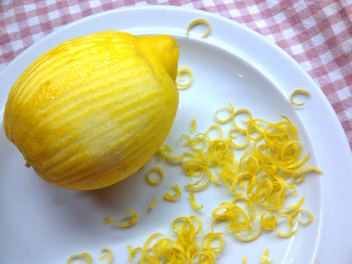 Zitrone mit Zesten